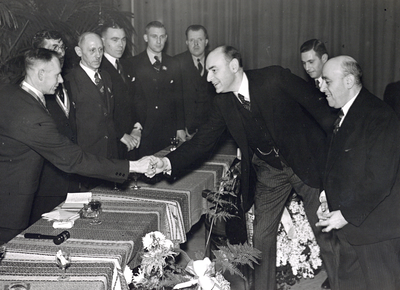 886160 Afbeelding van de receptie ter gelegenheid van het 10-jarig bestaan van de muziekvereniging van de N.V. de ...